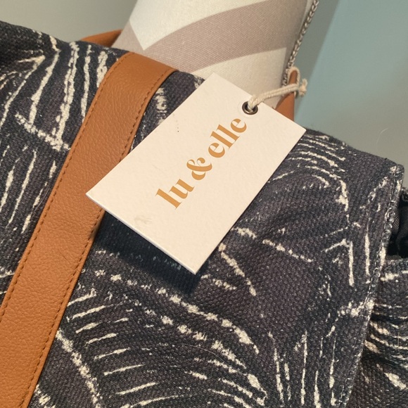 Lu & Elle NWT backpack w/ clip-in wallet (Beachly Exclusive) - Picture 2 of 9